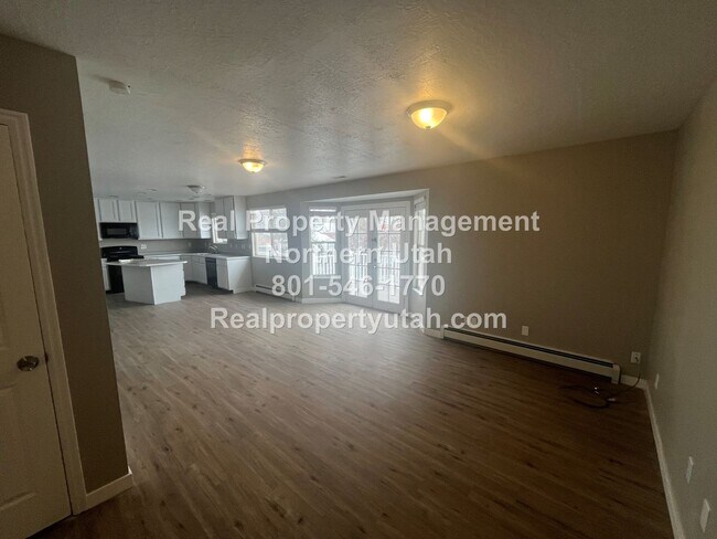 Building Photo - 6 Bed 3.5 Bath Rambler Home in Layton Available!