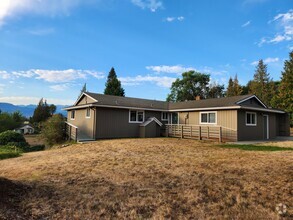 Building Photo - 4 bed 2 bath in Sequim, nice mountain view!