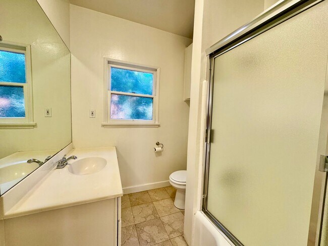Building Photo - Sun-Filled 1-bed 1-bath Second Floor short...
