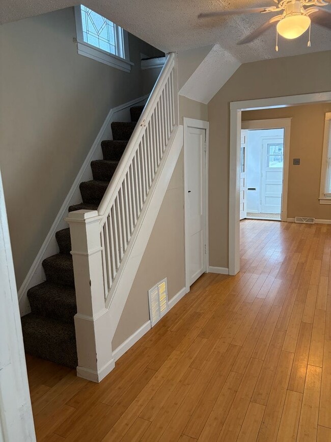 Building Photo - 516 Oak St