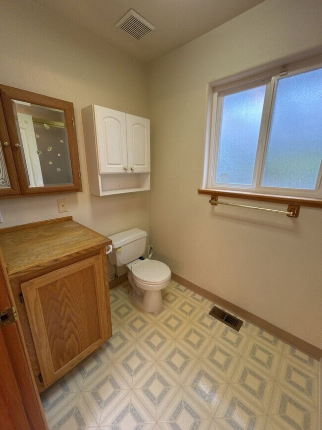 Building Photo - Cozy 3 Bedroom 2 Bath Home Located in Eureka