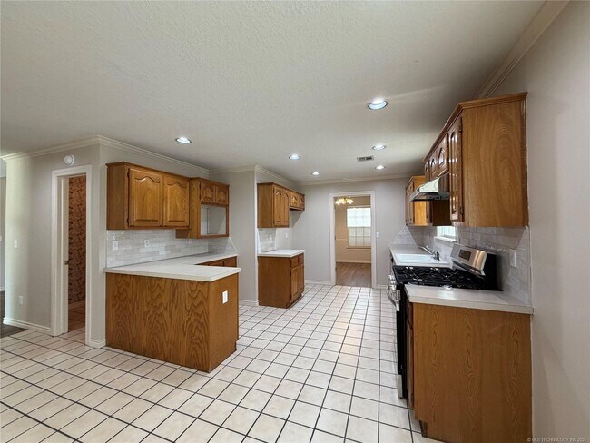 Building Photo - 9203 S 73rd E Ave