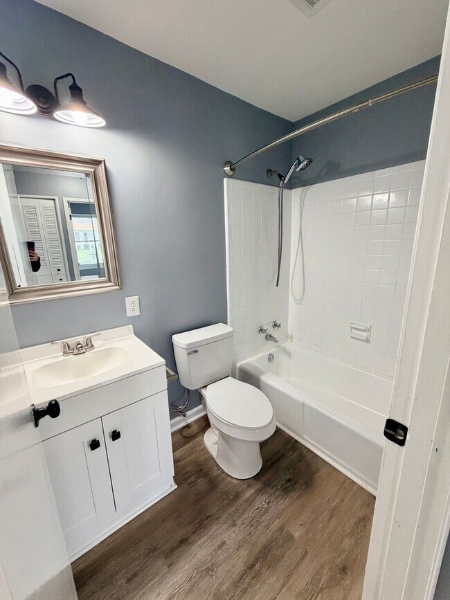 Building Photo - 1134 Oakwood Dr