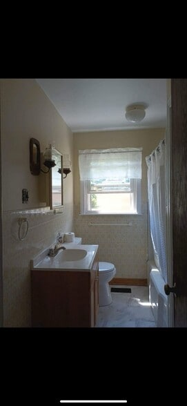 Building Photo - 801 Duff Ave
