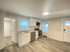 Building Photo - 8 Parkinson Ct