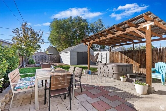 Building Photo - 648 East Pl