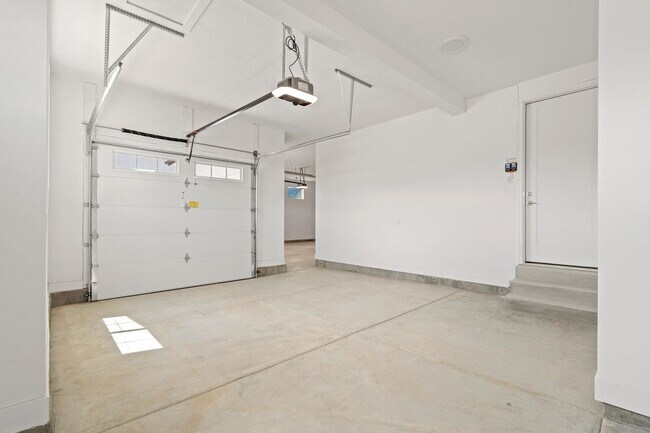 Building Photo - Cozy, Bright, and Spacious Home Nestled in Midway