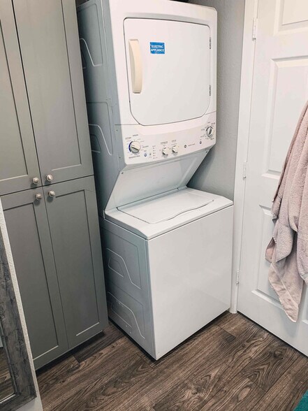 Building Photo - 110 N Bell St