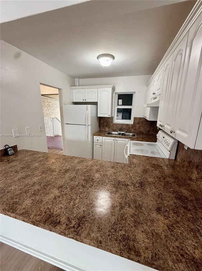 Building Photo - 2400 NW 16th St Rd