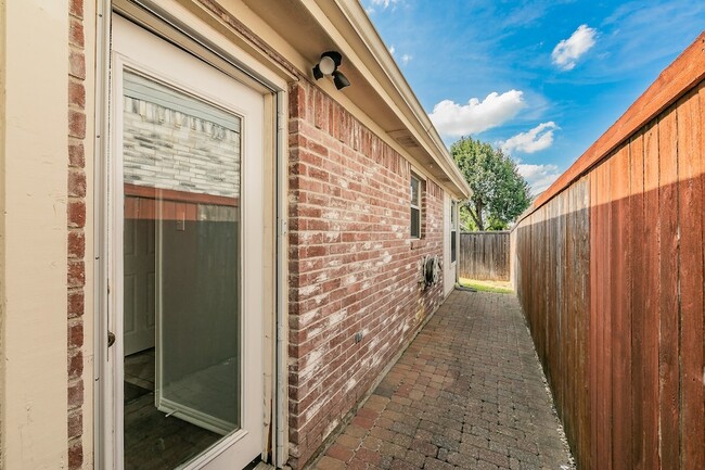 Building Photo - 1356 Dallshan Dr