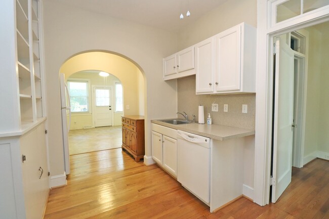 Primary Photo - Charming 3 Bedroom, 2 Bathroom on Kilbourn...