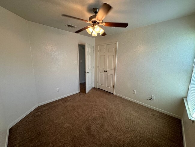 Building Photo - 1204 Cinch Dr