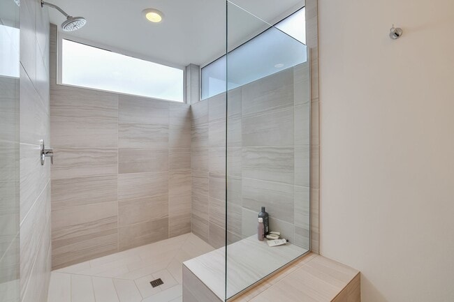 Building Photo - Modern stylish Madison Valley home