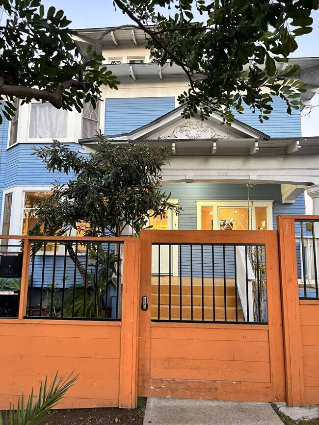 Building Photo - Fully renovated 2bed/1bath with private, g...