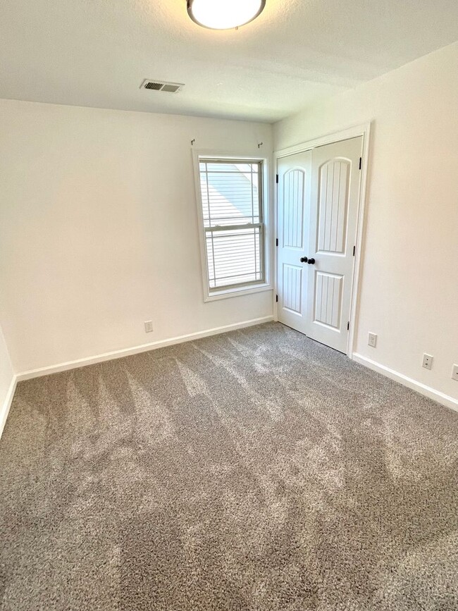 Building Photo - Freshly RENOVATED!!!
