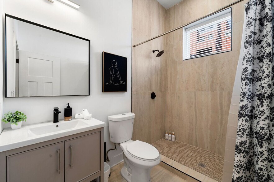 Building Photo - 1941 W Augusta Blvd