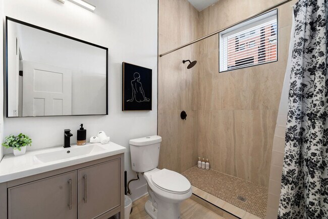 Building Photo - 1941 W Augusta Blvd