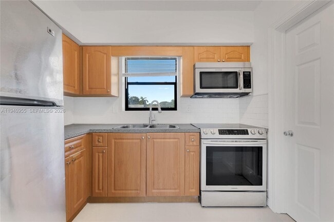 Building Photo - 600 SW 8th St