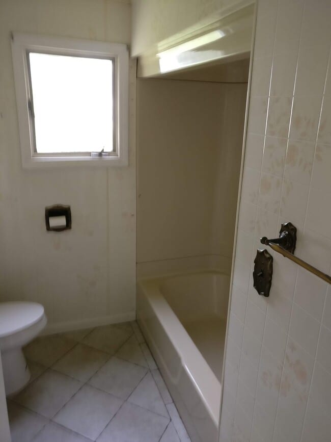 Building Photo - 4-Bedroom Home for Rent Summer 2026