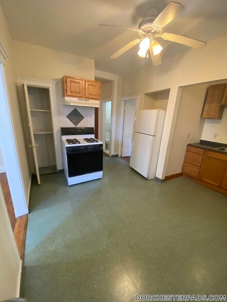 Building Photo - 19 Mora St