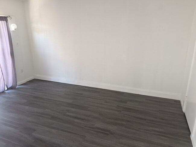Building Photo - 507 E Mescalero Rd