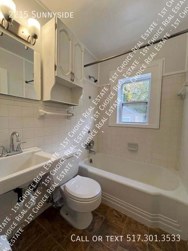 Building Photo - 2215 Sunnyside-