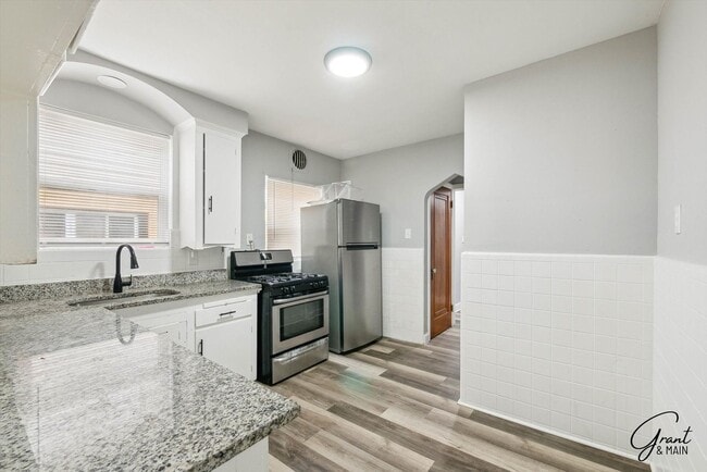 Building Photo - 3 bedroom bungalow $1500