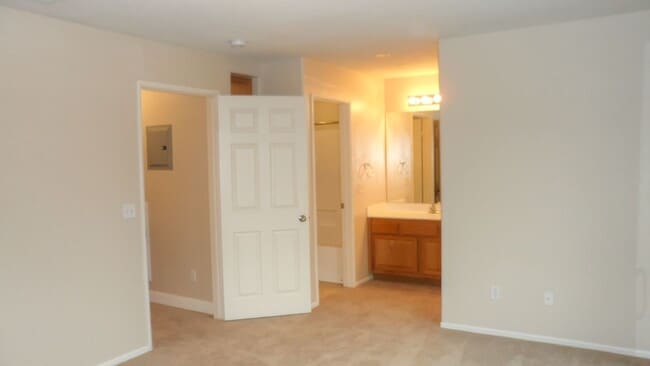 Building Photo - Charming 2 Bed/2 Bath Townhouse In Redlands!