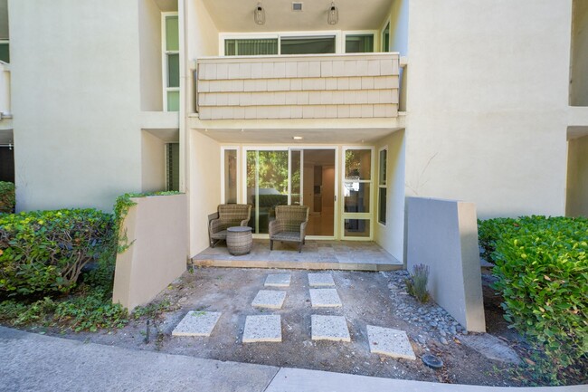 Building Photo - 1 Bedroom + Den / 1 Bath Condo w/ patio an...