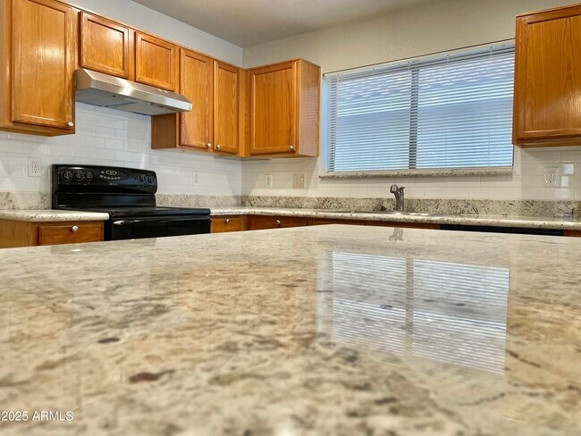 Building Photo - 1002 E Arabian Dr