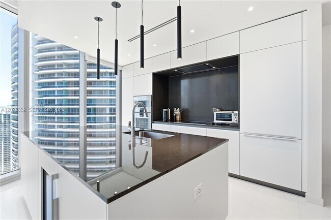 Building Photo - 300 Biscayne Blvd Way