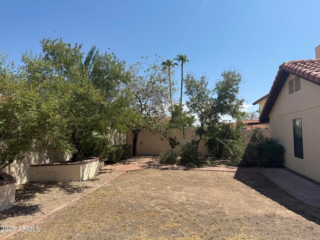 Building Photo - 1733 N La Rosa Dr