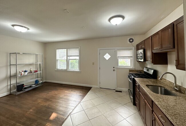 Building Photo - Charming 3Bedroom/1Bathroom in Cameron Vil...