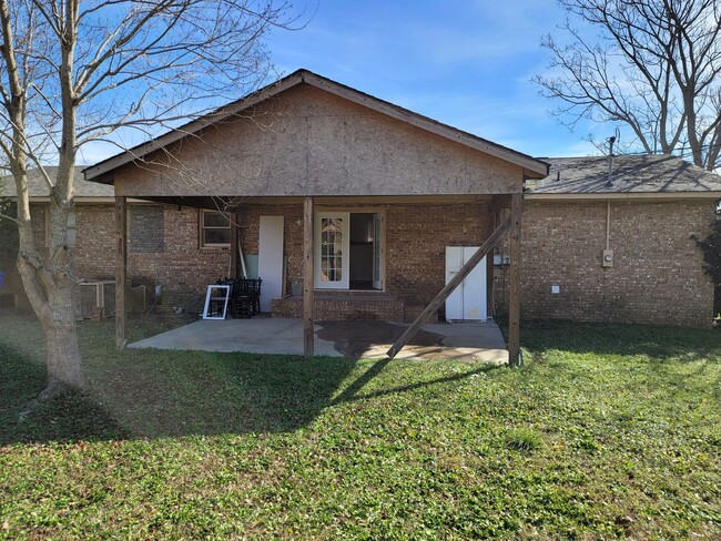 Building Photo - Large 4 bedroom 2 bath home in a great nei...
