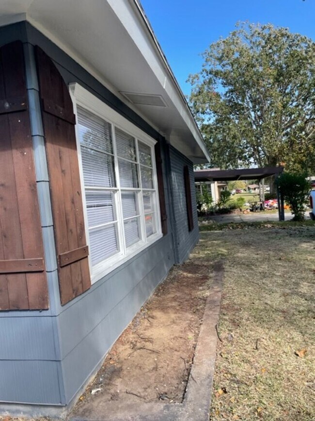 Building Photo - April Move In