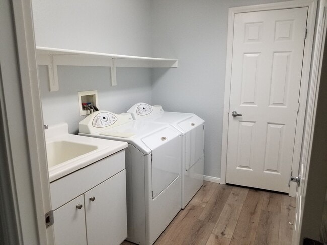 Building Photo - Townhome available in beautiful community