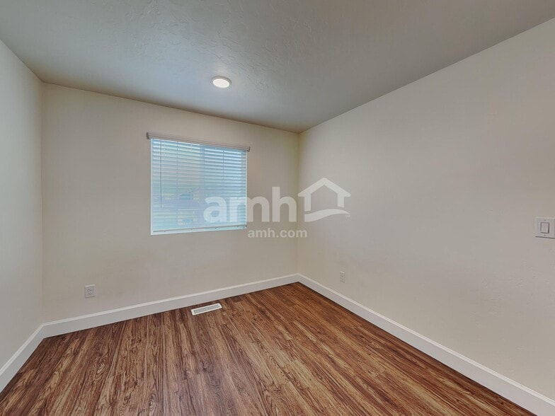 Building Photo - 884 N Garnet Creek Ave