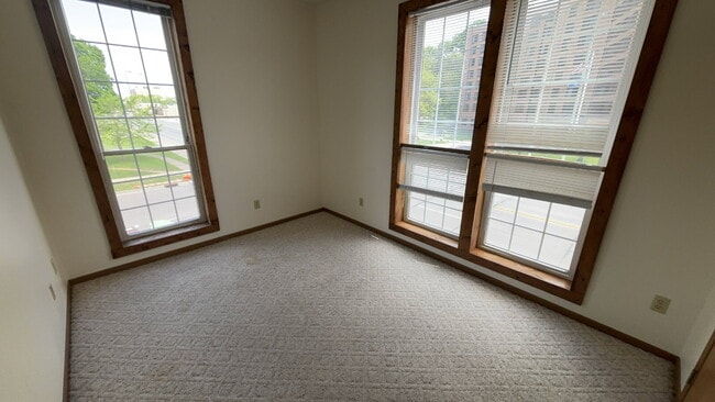 Building Photo - 2 bedroom in proximity to UWEC and downtown - 9 Month Lease!