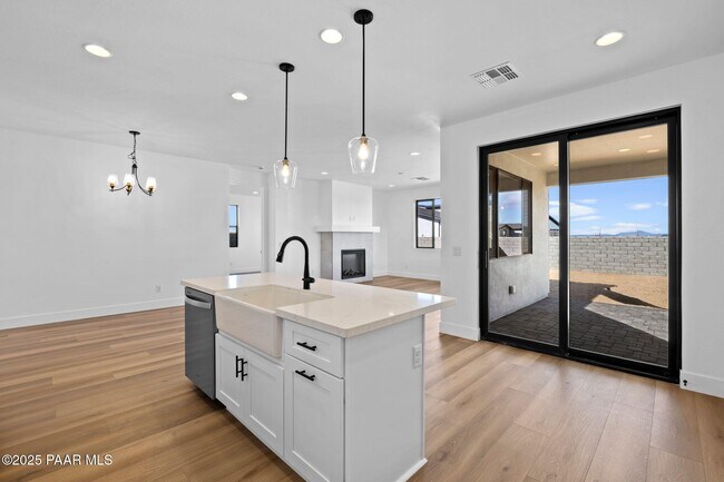 Building Photo - 5992 Finch Pl