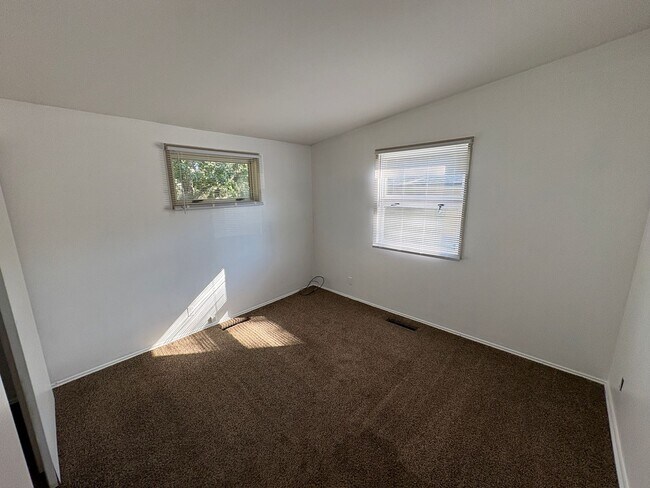 Building Photo - COMING SOON! Meadowlane neighborhood, Fenced Backyard, Laundry included