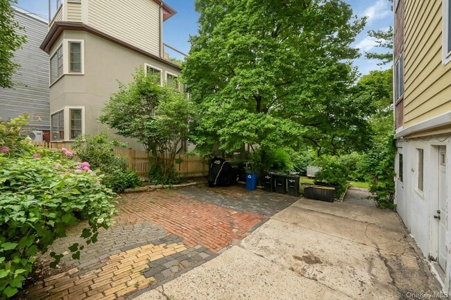 Building Photo - 437 Warburton Ave