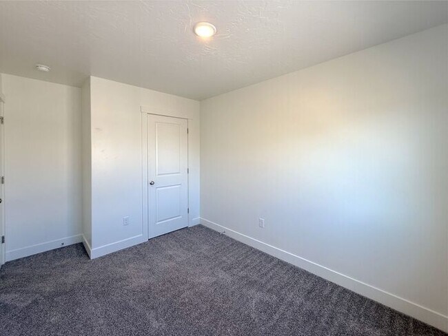 Building Photo - 4 bed, 2.5 bath home w/2 car garage