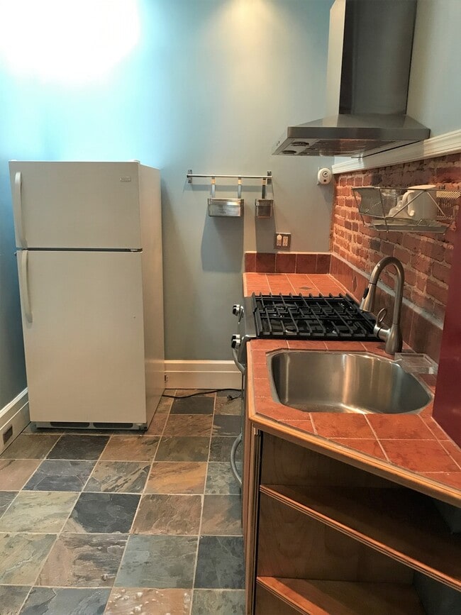 Building Photo - Charming 2 Bedroom/2 Bathroom Apartment in...