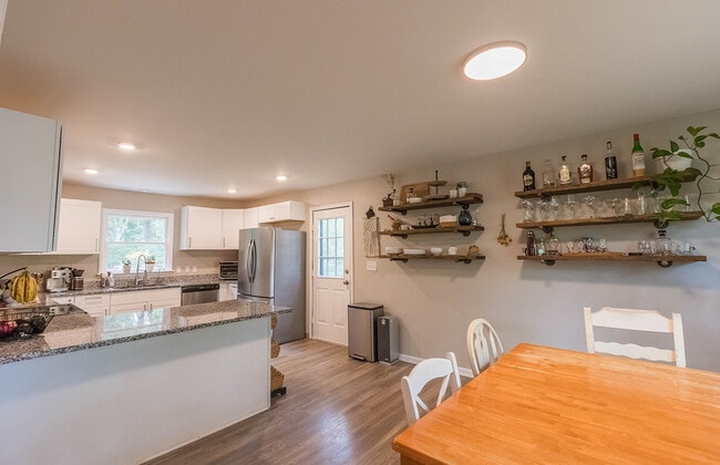 Building Photo - 210 Elliott Ct