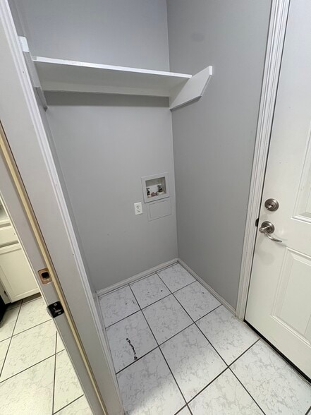 Washer/dryer hookup - 2921 W Iris Ave