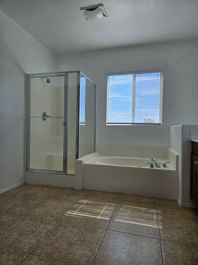 Building Photo - 5 BEDROOM OAK HILLS / HESPERIA HOME
