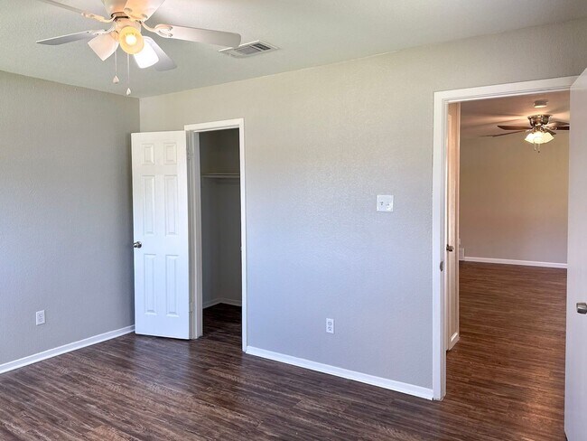 Building Photo - 3 Bedroom / 2 Bath / 2 Car Garage