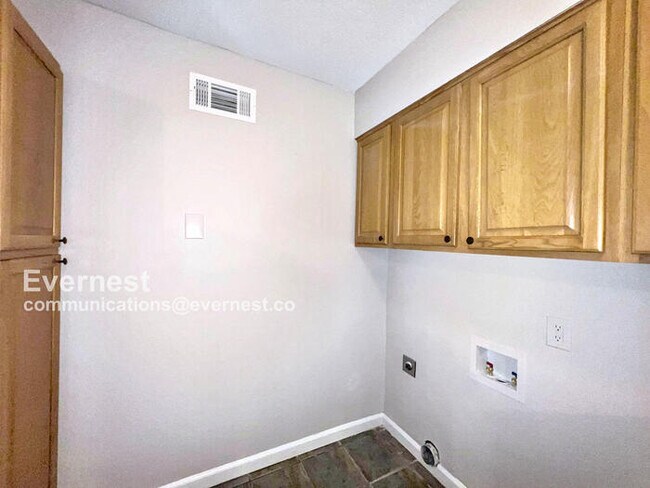 Building Photo - 3095 Forest Glen Dr