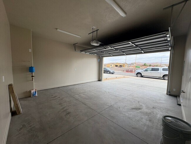 Building Photo - Townhome in Hurricane