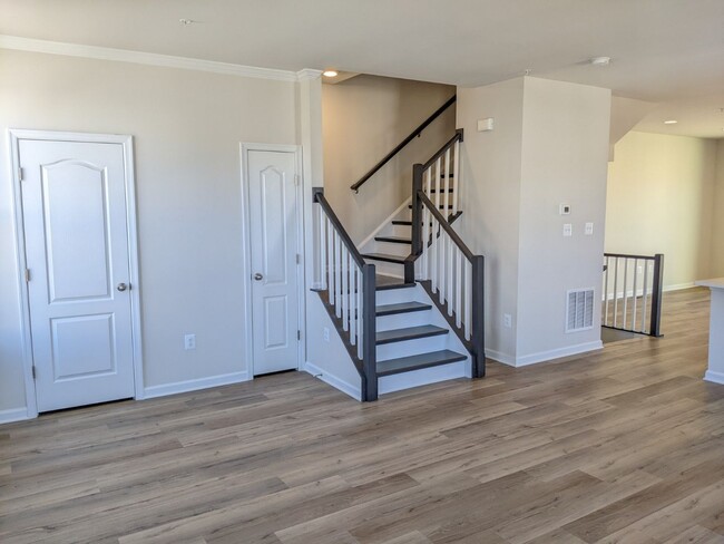 Building Photo - Beautiful 3 level END UNIT townhouse in Je...